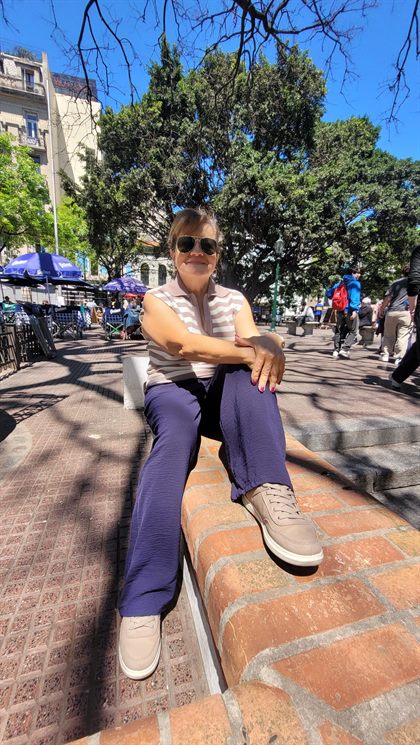 Magui Vargas sentada al sol
