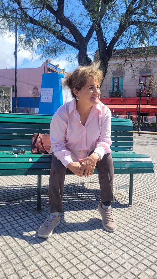 Magui Vargas sentada en un banco, por la mañana