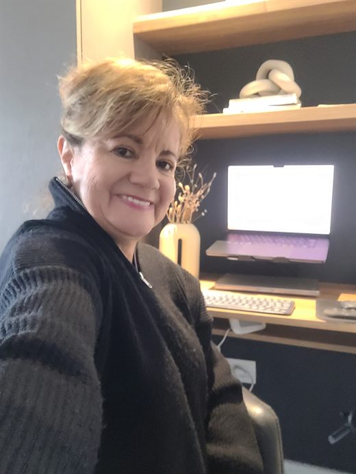 Magui Vargas en su casa, junto al escritorio