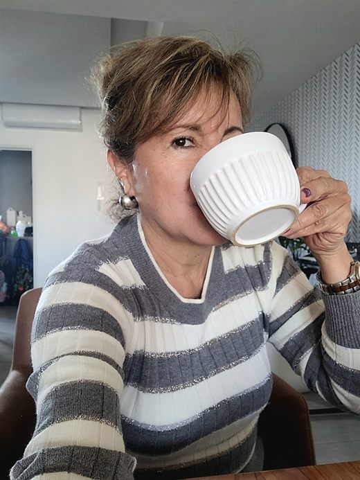 Magui Vargas con una taza entre las manos